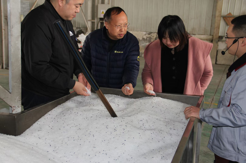 三門峽市陜州區(qū)水利局張局長，自來水公司趙總經(jīng)理等人蒞臨陜西甘霖實業(yè)公司考察指導工作